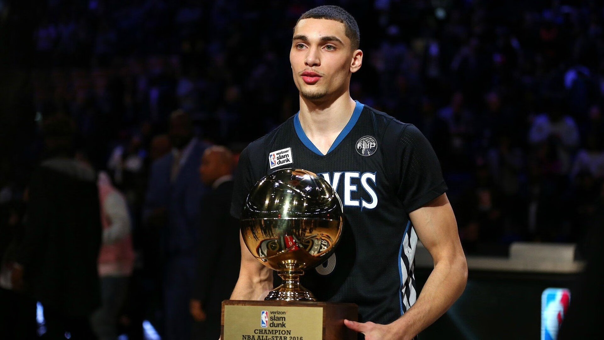 湖人推出虚拟现实球迷席位，季票销售创新高，湖人真实消息